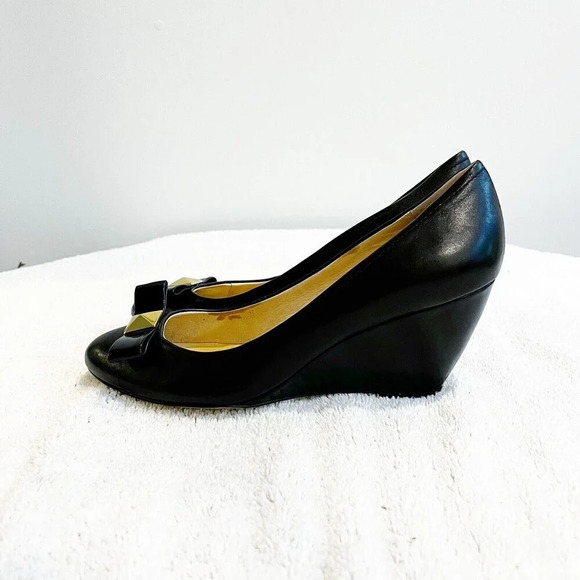Kate Spade Black Patent Leather Wedge Heels Womens 8M Gold Metal Bow Detail - Picture 9 of 16